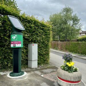 Station autonome pour défibrillateur Facilité d'installation: Implantation au sol par 5 points d’ancrage, à une profondeur inférieure à 10 cm Pas de raccordement électrique Fonction de communication IoT assurée sans raccordement filaire Éco-technologie : Utilisation de matériaux recyclables (PE, PU et PCM) Énergie stockée dans le PCM breveté (matériaux à changement de phase) Facilité d'accès à l'AED : Orientation de l’ouverture et de l’accès au AED indépendante de l’orientation du dispositif solaire (photovoltaïque et mur trombe) Ouverture de la porte adaptée aux personnes à mobilité réduite (PMR) Connectivité : Via réseaux IoT (Sigfox, NB-IoT, 4G) Routage automatique des SMS/Emails pour les alertes et évènements Serveur cloud hébergé et sécurisé Connexion de type HTTPS et cryptage SSL Surveillance de l'AED : Surveillance à distance du statut de l’AED (présence, opérabilité) Surveillance de l’environnement (températures externes et internes) Surveillance de l’exploitation (ouverture et/ou fermeture de porte, retrait de l’AED…) Accès aux fonctions de surveillance par tout navigateur Internet