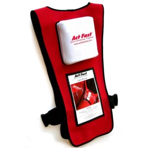 Le gilet d’entraînement Heimlich est un outil précieux pour enseigner facilement et efficacement aux étudiants le bon geste de la manœuvre de compressions abdominales (manœuvre de Heimlich) sans utiliser de mannequin. Afin de savoir si les mouvements de compressions sont correctement appliqués, un bouchon en mousse est expulsé. Il permet une pratique ludique et un apprentissage rapide. Le gilet peut être utilisé en position debout ou assise, sur le sol ou même pour une manœuvre d'auto secours à l'aide d'un comptoir ou d'une chaise.$ 10 bouchons en mousse inclus (20 bouchons standard jaunes et 10 bouchons verts faciles pour les débutants et les enfants). Sac de transport en nylon