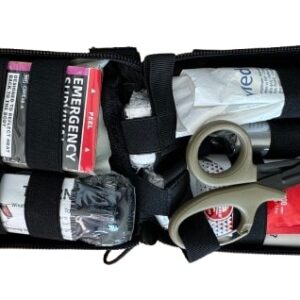 Trousse de secours militaire complète pour intervenir en cas d'hémorragie, en tissu nylon résistant. Passants de type MOLLE sur le devant et l'arrière pour accrocher des accessoires, 2 sangles à pression à l'arrière pour accrocher la trousse sur un support, fermeture zippée avec possibilité de fixer un scellé. Modèle de base avec notamment un garrot tourniquet et un pansement compressif israélien ou modèle complet avec en supplément un pansement à valve pour plaie thoracique et le nécessaire pour brûlure. Fermeture double curseurs, ouverture à 180°.