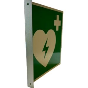 Plaque de signalisation photoluminescente de haute intensité lumineuse pour signaler l'emplacement d'un défibrillateur. Plaque recto verso de 200 x 200 mm, taillée dans l’aluminium. Fixation murale en applique. Logotype normalisé ISO 7010.