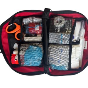 Trousse de premiers secours eagle avec pochette amovible de coloris noir et rouge. Contenu du kit : 2 paires de gants, 1 ciseau à habits, 1 set ciseau pince et épingle, 1 couverture de survie, 2 combifix pansement doigt, 1 set de 12 sparadraps, 1 rouleau adhésif, 1 drap triangulaire, 1 garrot, 1 pansement compressif 4,5 m x 10 cm, 1 bande élastique 4m x 10cm, 1 bande cohésive 4m x 6cm, 1 pochette à vomi, 4 compresses non tissées stériles 10 cm x 10 cm, 4 compresses non tissées stériles 5 cm x 5 cm, 4 doses Nacl 0,9% 10 ml, 2 compresses pour les brûlures 10 cm x 10 cm, 1 cold pack à pression, 1 hot pack à pression.